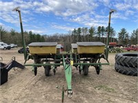 John Deere 7000 4R wide corn planter