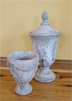 Clay urns (2)