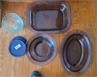 3 glass dishes, 3 pyrex bowls with lids
