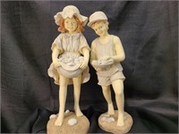 Young boy/girl hunting shells figurines