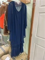 LADIES EVENING GOWN - SIZE 18