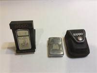 2 zippo lighter‘s and one leather holder