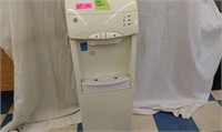 Electric GE water cooler and little refrigerator