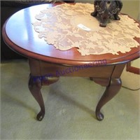 SMALL WOOD TABLE W/LACE DOILY-22"TX27"LX22.5"W