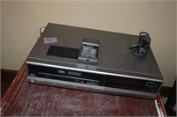 TEKNIKA VHS PLAYER 	WORKS WITH REMOTE