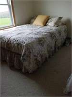 FULL SIZE BED & BEDDING