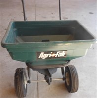 Yard spreader