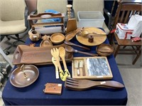25+ PIECES OF ASSORTED WOOD DÉCOR- TRAYS, BOWLS,