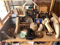 18+ PIECES OF ASSORTED WOODEN DÉCOR ITEMS