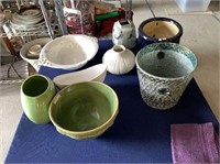 8 PCS OF ASSORTED CERAMIC ITEMS- BOWLS, VASES AND