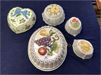 GROUPING OF 5 DECORATIVE CERAMIC MOLDS