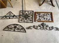 GROUPING OF ASSORTED METAL WALL DÉCOR