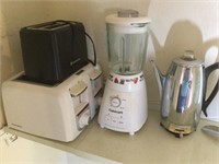 2 toasters, blender and vintage coffee pot (no