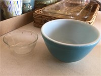 2 small Pyrex prep bowls