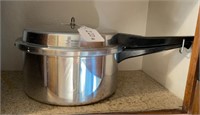 Mirro-matic pressure cooker 6 qt.
