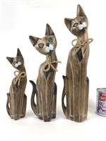 3 sculptures de chats en bois