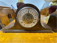 WOODEN MANTLE CLOCK WITH NEW BATTERY WORKINGS