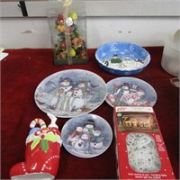 Christmas décor lot. Plates and more.