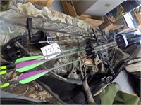 COMPOUND BOW, ARROWS, AND  CLOTH  CASE