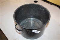 GRANITE COOKING KETTLE (SOME MARKS)