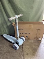 New - 3 wheel scooter