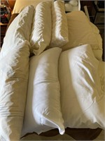 Lot of nine pillows