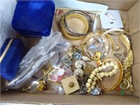Assorted jewelry & empty velvet boxes