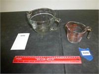 Lot of 2 Measuring Cups