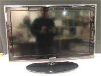 SAMSUNG 31" FLAT SCREEN TV WITH STAND AND REMOTE