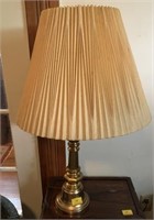 BRASS TABLE LAMP AND AN ASSORTMENT OF