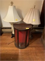 2 MISMATCHED TABLE LAMPS AND SMALL CURIO