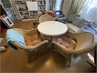 Table w/chairs 35”round