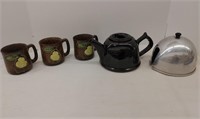 Coffee mugs, tea pot