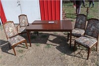 Table w/4 chairs