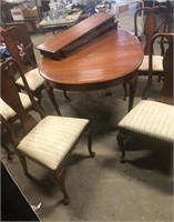 Dining room table and 5 chairs with 2 leaves-  sed