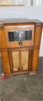 1930 Zenith  floor radio (works)
