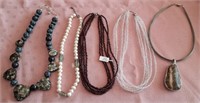 845 - LOT OF 5 COSTUME JEWELRY NECKLACES (A24)