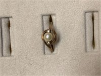 10K Gold Diamond & Pearl ring Weight 1.8