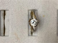 14 K Gold Diamond look Ring Weight 2.7