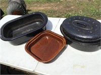 TWO ENAMEL ROATING PANS, CERAMIC PAN (CRACKED)