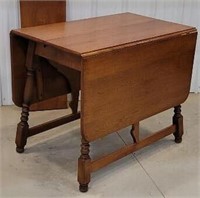 Butterfly drop leaf table with leaf
