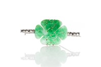 GOLD & CARVED JADEITE BROOCH, 8g