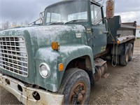 1976 FORD 900 GRAVEL TRUCK, 477 GAS ENGINE