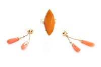 GOLD AND AMBER RING & CORAL EARRINGS, 11g