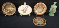 Box of decorative plates and pieces