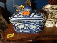 Blue and white porcelain covered box