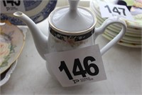 Crown Ming Tea Pot