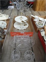 FLAT: DESSERT TRAY AND PRESSED GLASS PIECES