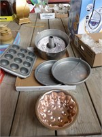 FLAT: CAKE MOLDS AND BAKE PANS