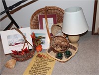 GROUPING OF BASKETS, TABLE LAMP, ETC